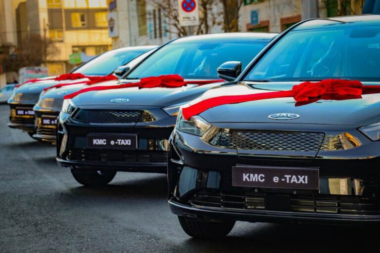 تحویل تاکسی‌های تمام برقی کرمان موتور به تاکسیرانی تهران