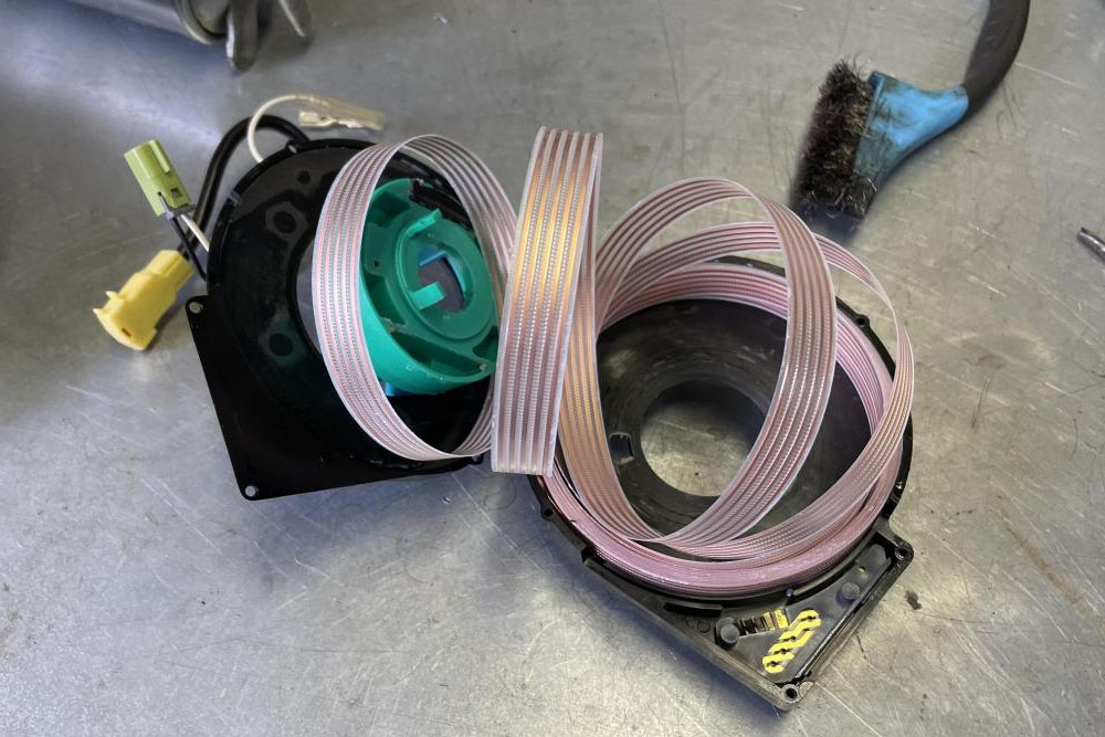 فنر ساعتی فرمان خودرو چیست و چه کاری انجام میدهد؟ 1 فنر ساعتی فرمان