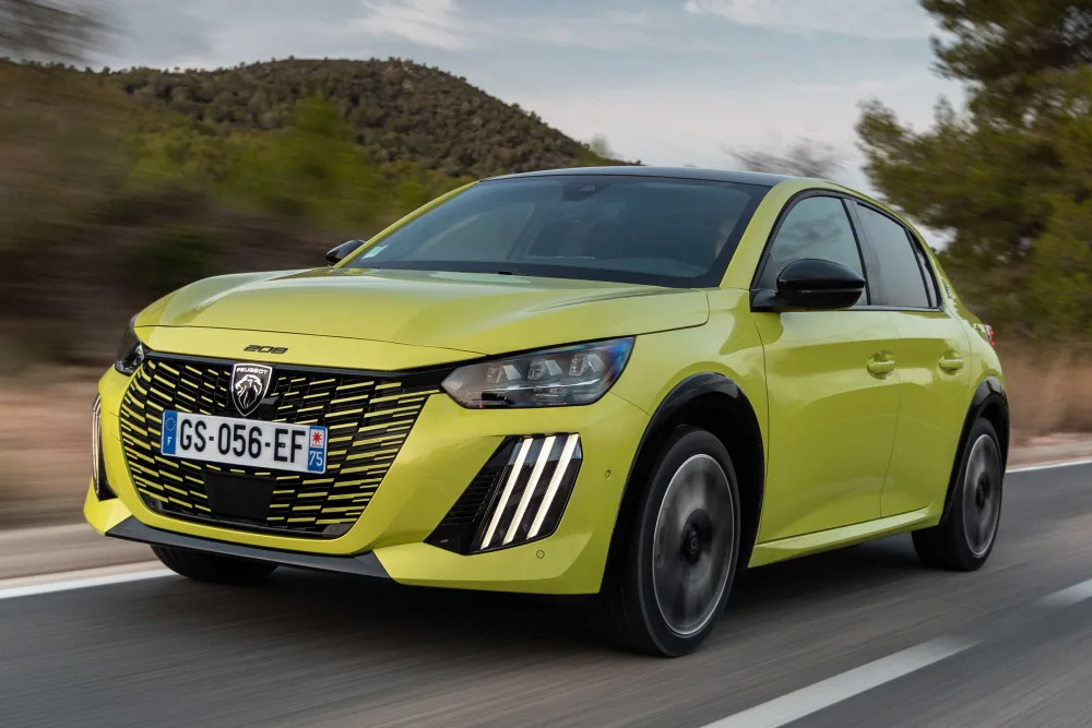 معرفی بهترین خودروهای جهان با سانروف پانورما در سال ۲۰۲۵ 4 بهترین خودروهای جهان با سانروف