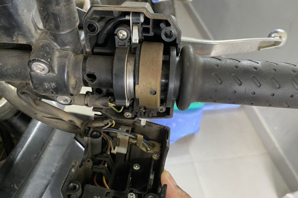 سیستم راید بای وایر در موتورسیکلت چیست و چطور کار میکند؟ 2 سیستم راید بای وایر