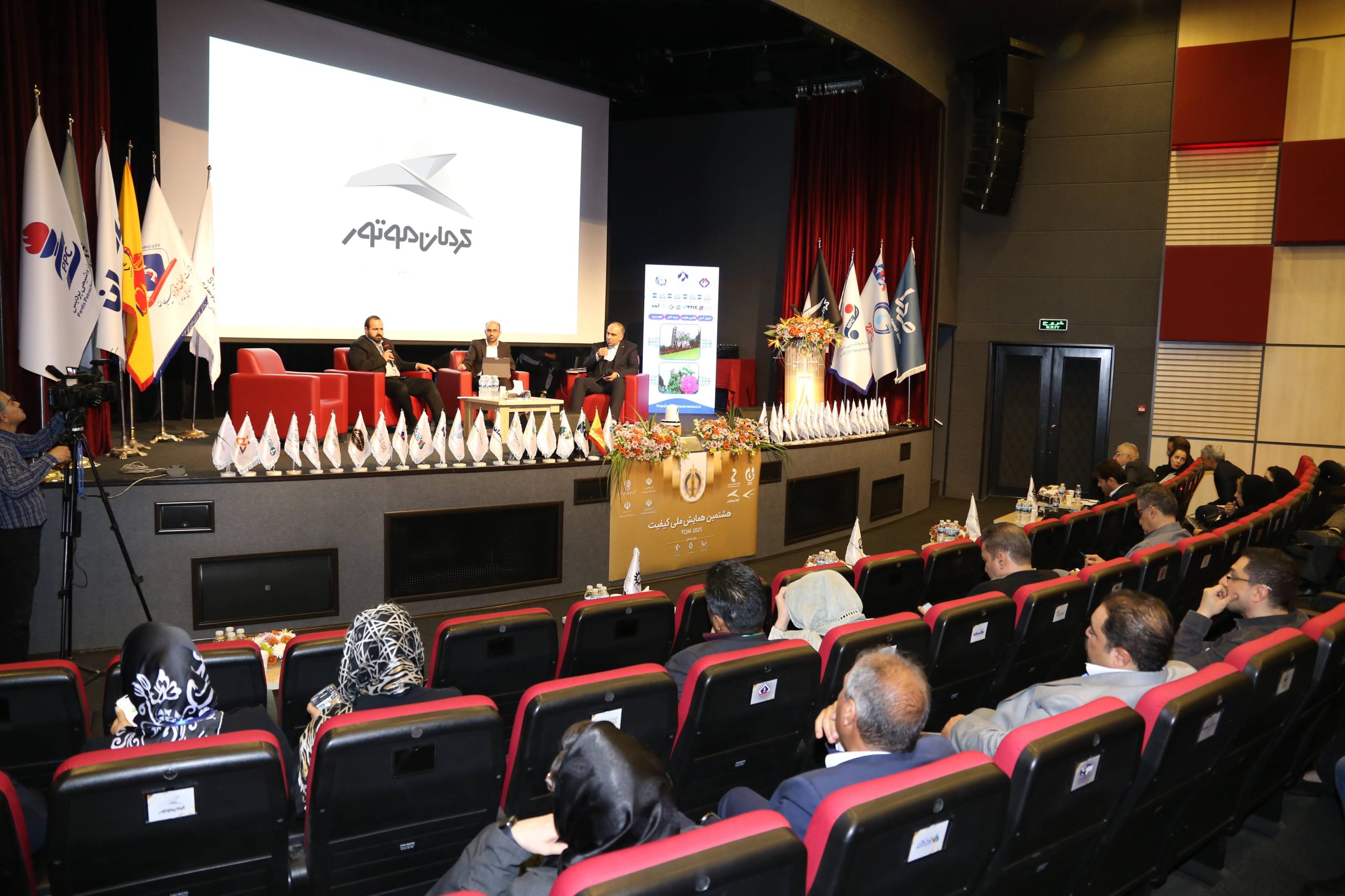 تقدیر از کرمان موتور در همایش ملی کیفیت؛ واحد برتر در مدیریت راهبردی 1 همایش ملی کیفیت