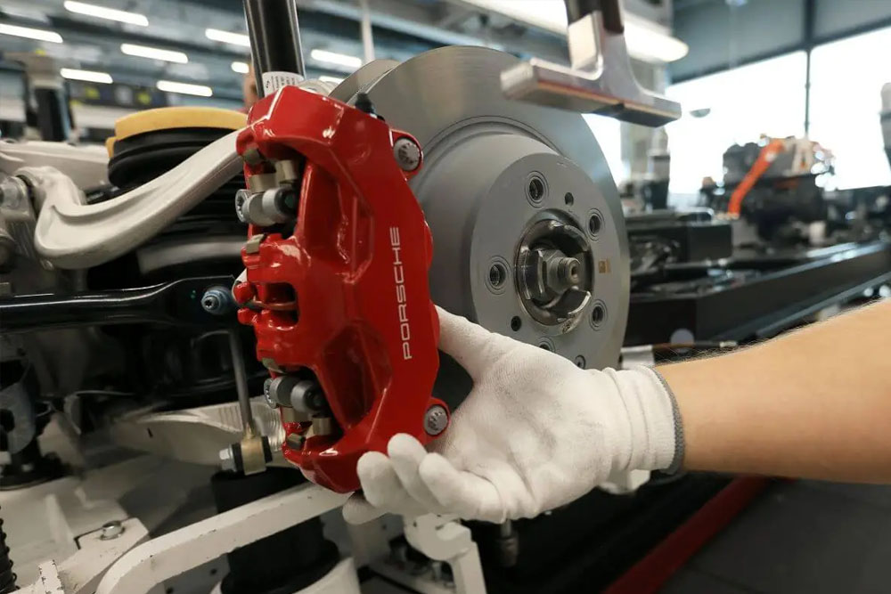 کالیپر ترمز چیست و چه نقشی در خودرو دارد؟ 2 کالیپر ترمز