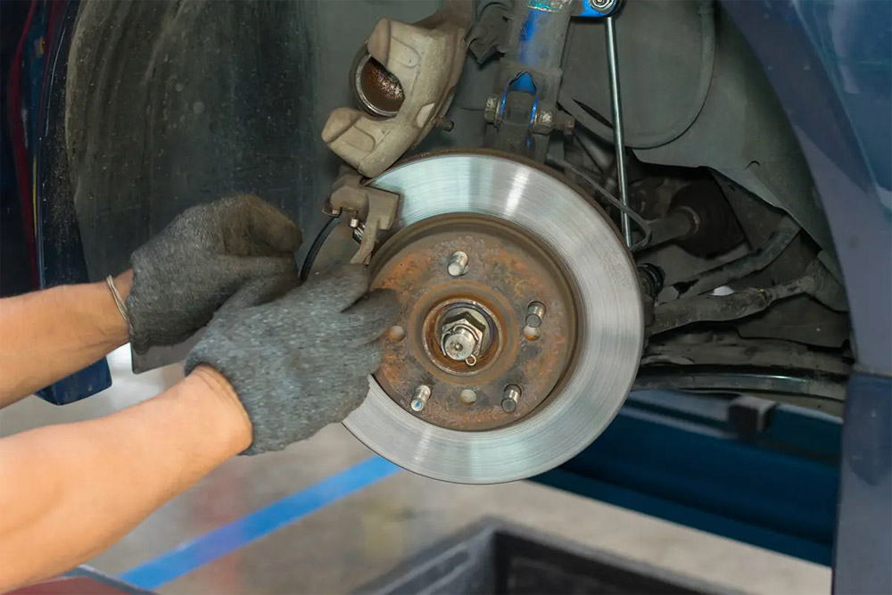 سوت کشیدن ترمز ماشین به چه دلیل است؟ 1 سوت کشیدن ترمز