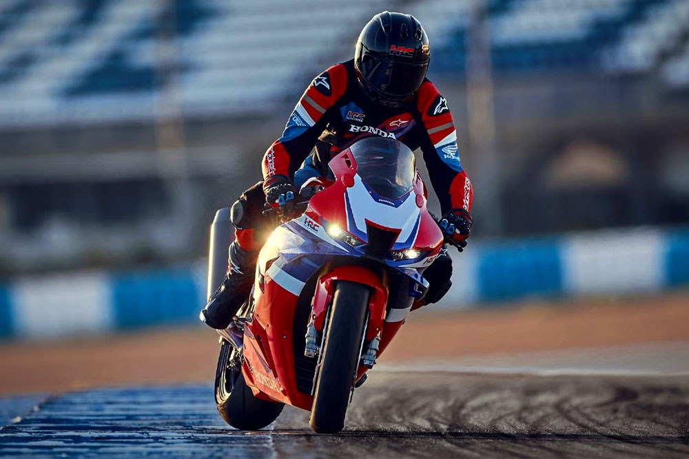 نگاهی به تهاجمی ترین موتورسیکلت ژاپنی در سال ۲۰۲۵ 1 هوندا CBR1000RR-R SP