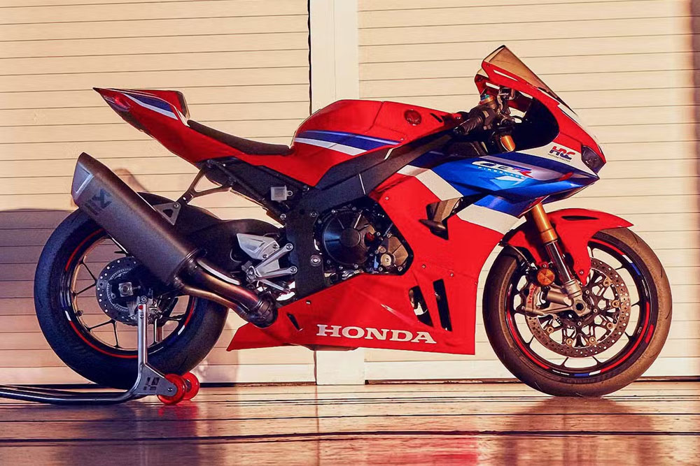 نگاهی به تهاجمی ترین موتورسیکلت ژاپنی در سال ۲۰۲۵ 4 هوندا CBR1000RR-R SP