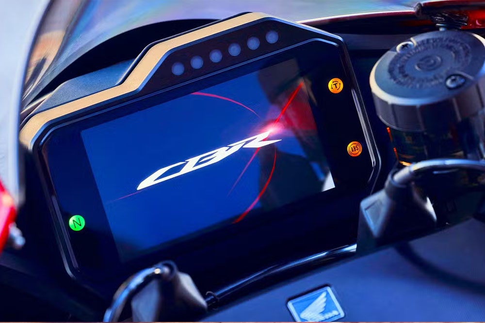 نگاهی به تهاجمی ترین موتورسیکلت ژاپنی در سال ۲۰۲۵ 3 هوندا CBR1000RR-R SP