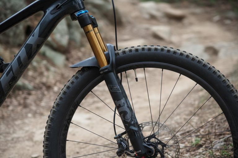 مقایسه تعلیق تلسکوپی با هیدرولیکی؛ کدامیک بر دیگری ارجحیت دارد؟