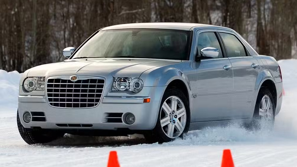 شروع جنگ اسب بخار در خودروهای عضلانی توسط کرایسلر ۳۰۰ 5 کرایسلر ۳۰۰