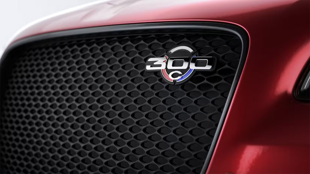 شروع جنگ اسب بخار در خودروهای عضلانی توسط کرایسلر ۳۰۰ 6 کرایسلر ۳۰۰