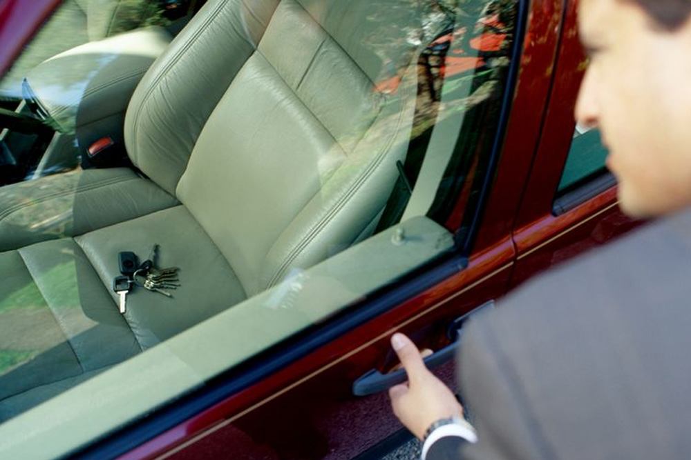 جا ماندن سوئیچ در ماشین