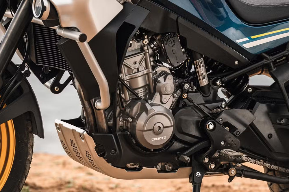 موتورسیکلت چینی با ارائه بهترین توازن میان قیمت و کیفیت سواری 3 سی اف موتو ایبکس ۸۰۰