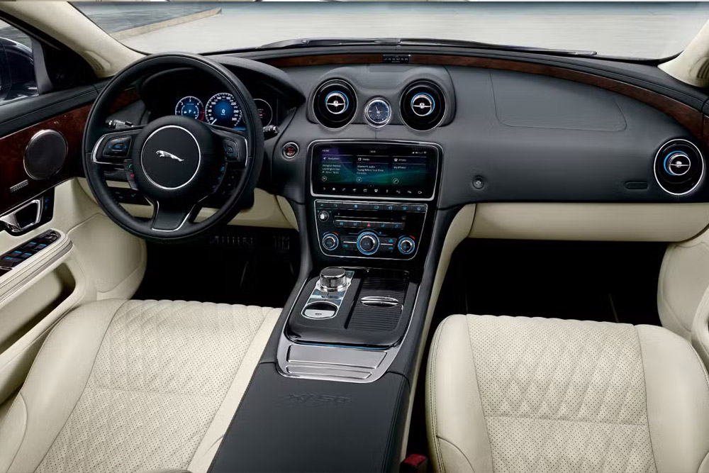 سدان سوپرشارژ ۵۰۰ اسب بخاری جگوار با تجربه سواری لوکس 4 جگوار JX