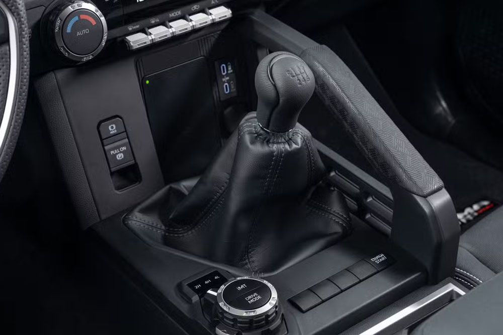 چرا گیربکس دستی، شما را به راننده بهتری تبدیل میکند؟ 1 استفاده از گیربکس دستی
